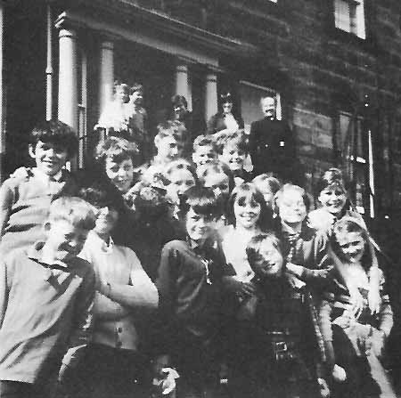 Visitors from Northern Ireland 1972.jpg - Vistors from Northern Ireland 1972. Is that girls in Scotus?
